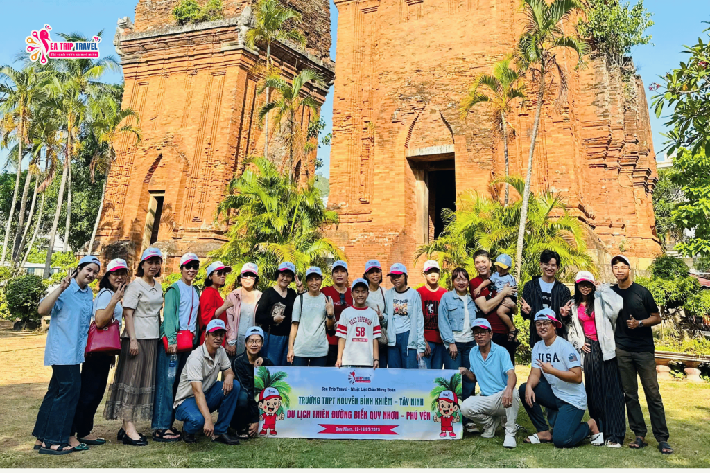 Du khách check in Tháp Đôi